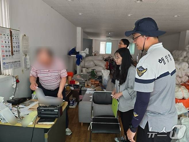 평택 해양경찰관이  폐어구 불법투기 예방 활동에 나서고 있다(평택해경 제공)