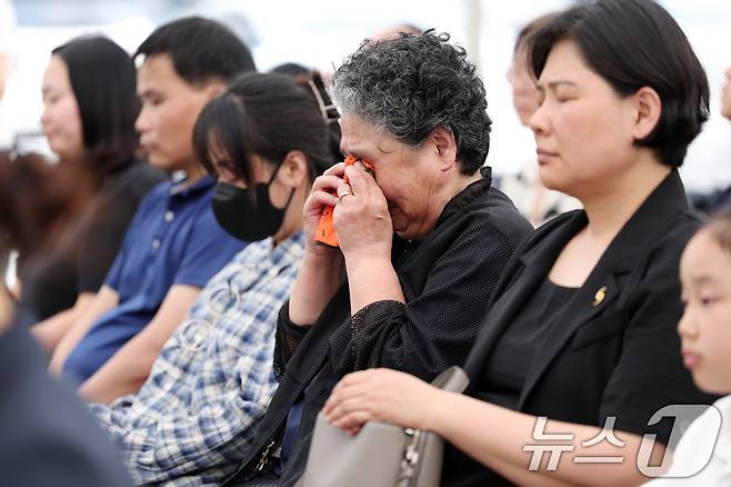 재개발 현장에서 철거 중인 건물이 무너지며 17명의 사상자가 발생한 광주 학동참사 4주기인 9일 동구청 앞에서 열린 추모식에서 유가족이 눈물을 흘리고 있다. 2025.6.9/뉴스1 ⓒ News1 이승현 기자