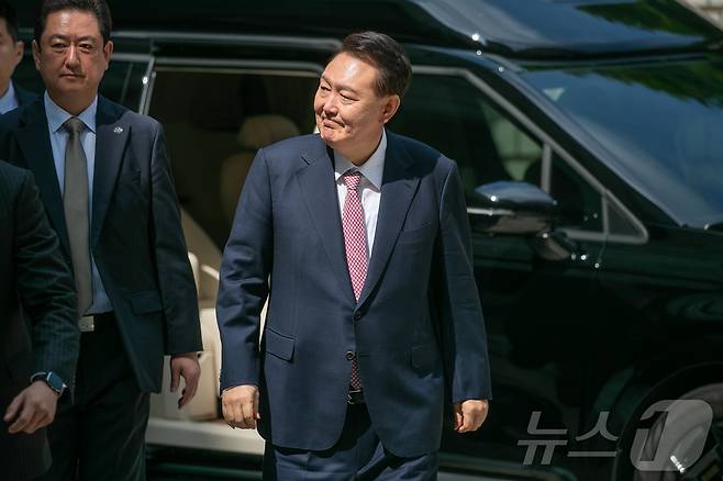 윤석열 전 대통령이 9일 오전 서울 서초구 서울중앙지방법원에서 '내란 우두머리' 혐의 사건 6차 공판에 출석하고 있다. 2025.6.9/뉴스1 ⓒ News1 사진공동취재단