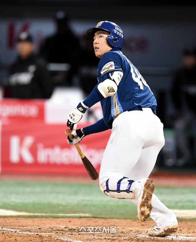 NC 김휘집이 수원 KT위즈파크에서 열린 2025 KBO 리그 KT와 경기 8회초 1사1루 파울타구를 바라보고 있다. 수원 | 최승섭기자 thunder@sportsseoul.com