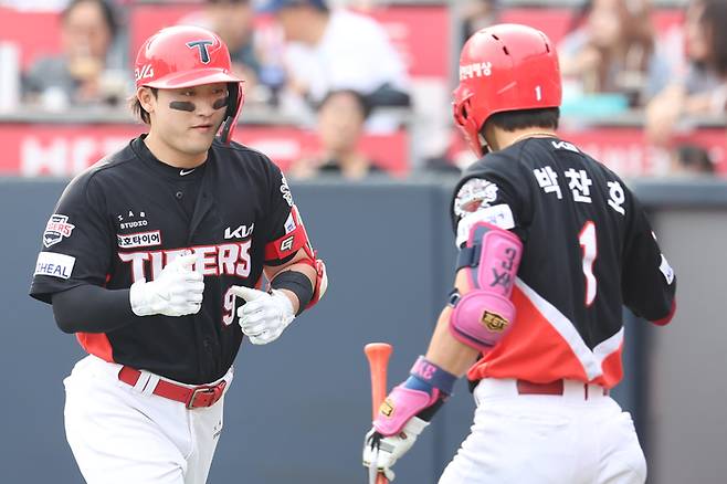 윤도현이 홈런을 친 뒤 박찬호와 하이파이브를 하고 있다. 사진 | KIA 타이거즈