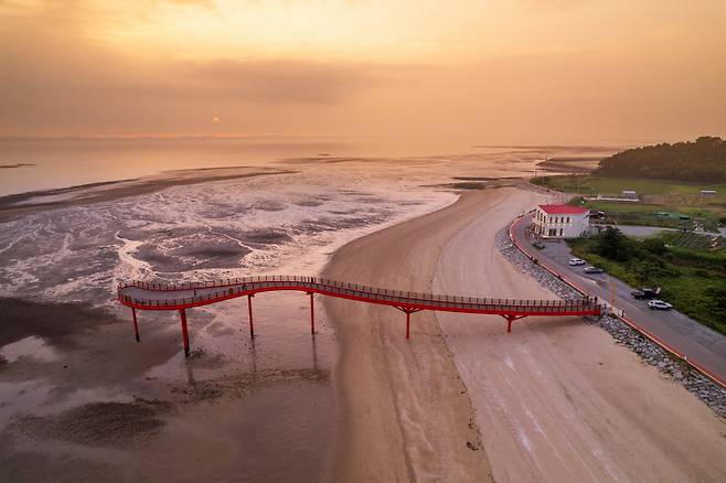 ◇충남 홍성의 남당 노을 전망대는 바다를 향해 길게 뻗어 있어 바다 위를 걷는 기분을 느끼게 한다. 노을과 함께 바다위를 걷다 보면 풍경화 폭에 들어 온 느낌을 받을 수 있다. 사진제공=지엔씨21