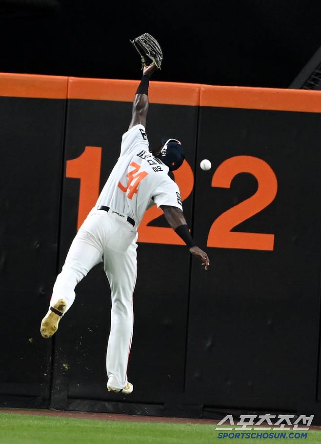 4일 대전 한화생명볼파크에서 열린 KT와 한화의 경기, 9회초 2사 1루 한화 중견수 플로리얼이 KT 안현민의 타구를 잡아내지 못하고 있다. 대전=허상욱 기자wook@sportschosun.com/2025.06.04/