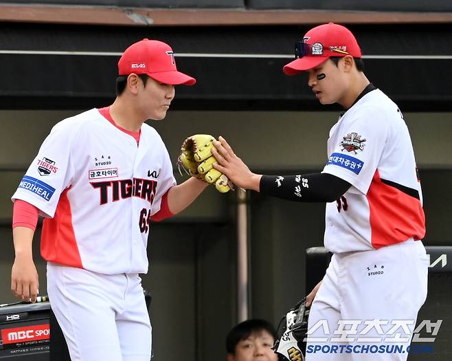8일 광주 KIA챔피언스필드에서 열린 한화와 KIA의 경기, 3회초 투구를 마친 KIA 성영탁이 호수비를 보여준 좌익수 김석환을 맞이하고 있다. 광주=허상욱 기자wook@sportschosun.com/2025.06.08/