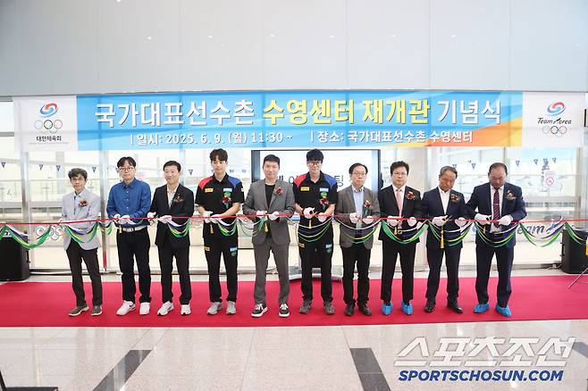 9일 진천국가대표선수촌 수영센터 재개관 기념식 테이프 커팅 이벤트. 왼쪽부터 피봉석 대한근대5종연맹 부회장, 강호석 국가대표지도자협의회장, 김택수 국가대표선수촌장, 선수대표 이주호(배영), 유승민 대한체육회장, 김효열 수영 지도자 대표코치, 조영권 문화체육관광부 체육정책과 서기관, 이성복 대한수영연맹 부회장, 유영돈 대한수영연맹 부회장, 맹호승 대한철인3종협회장. 사진제공=대한체육회