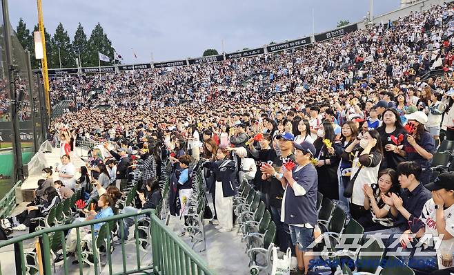 22일 부산 사직야구장에서 열린 KBO리그 롯데와 LG의 경기. 주중 3연전 모두 매진을 기록한 사직구장. 롯데를 응원하는 야구팬들. 부산=송정헌 기자songs@sportschosun.com/2025.05.22/