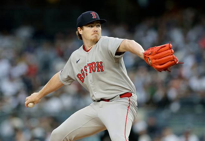 보스턴 레드삭스 루키 헌터 도빈스가 9일(한국시각) 양키스타디움에서 뉴욕 양키스를 상대로 선발등판해 힘차게 공을 뿌리고 있다. AFP연합뉴스