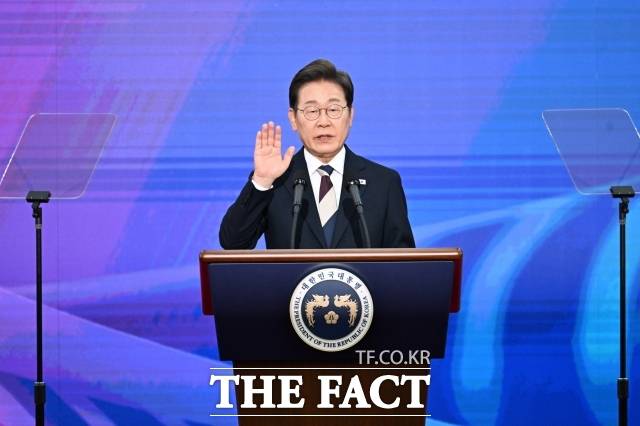 오기형 더불어민주당 의원은 지난 5일 국회에서 기자회견을 열고 상법 개정안을 다시 당론으로 추진한다고 밝혔다. 이재명 대통령이 지난 4일 국회 로텐더홀에서 취임 선서를 하는 모습. /국회사진기자단