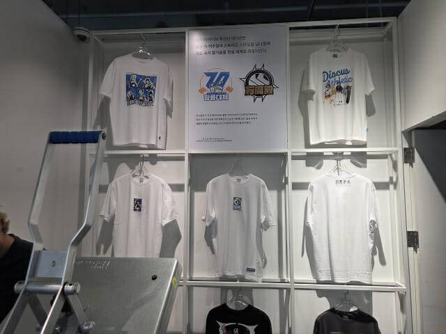 블루 아카이브 성수 무신사 팝업스토어 내에 비치된 굿즈