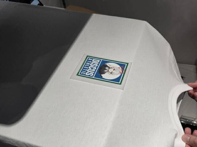 라이브 프린팅이 끝난 티셔츠.