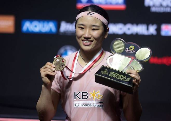 안세영이 8일 인도네시아 자카르타에서 열린 세계배드민턴연맹(BWF) 월드투어 슈퍼 1000 인도네시아오픈 여자 단식 결승에서 세계랭킹 2위인 중국의 왕즈이를 2대1 역전승을 거두고 우승을 차지한 뒤 기념사진을 찍고 있다. [사진 제공= EPA연합뉴스]