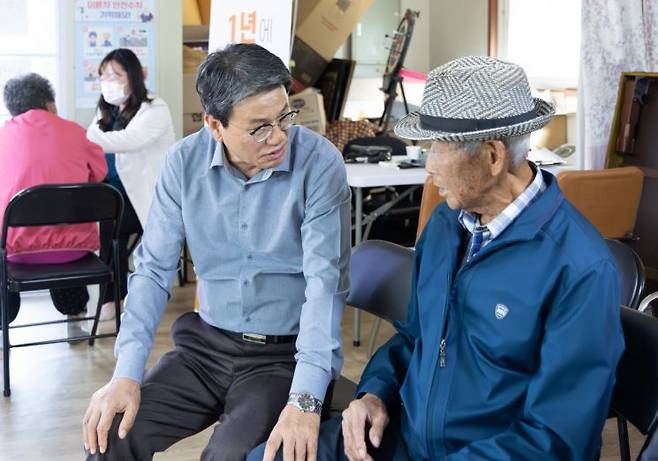 김돈곤 청양군수가 고령의 주민과 대화를 하고있다./청양군청