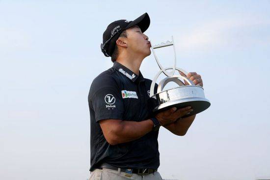 김홍택이 백송홀딩스-아시아드CC 부산오픈 우승 직후 트로피에 입을 맞추고 있다. 사진제공=KPGA