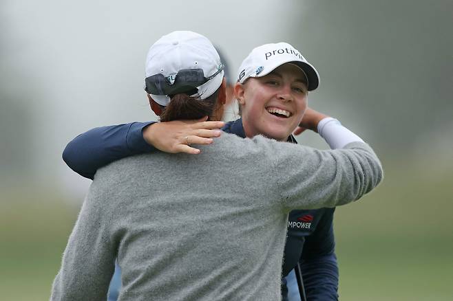 제니퍼 컵초(오른쪽)가 9일 미국 뉴저지주 시뷰 베이코스 18번홀에서 LPGA 투어 숍라이트 클래식 3라운드를 우승으로 마친 뒤 같은 조 이일희와 포옹하고 있다./AFP 연합뉴스