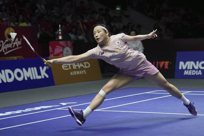 결승에서 왕즈이와 혈전을 펼치는 안세영. /AP 연합뉴스