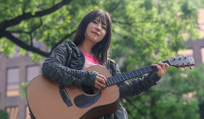 지난달 20일 서울에서 만난 일본 싱어송라이터 마유무라 치아키/박성원 기자