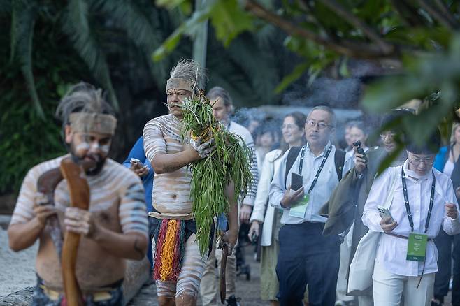 참나무 줄기 등에 불을 붙이는 스모킹 세리모니(Smoking Ceremony). 호주 원주민 사이 수천 년 간 이어져 온 전통 의식으로 정화의 의미가 있다. /호주정부관광청