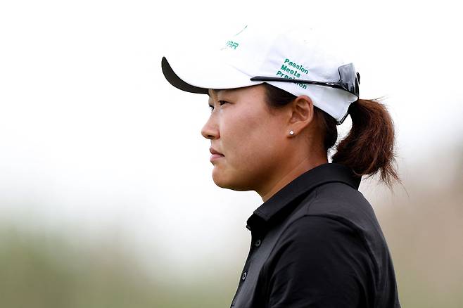 이일희가 8일 미국 뉴저지주 시뷰 베이코스에서 열린 LPGA 투어 숍라이트 클래식 2라운드 8번홀에서 코스를 바라보고 있다./AFP 연합뉴스