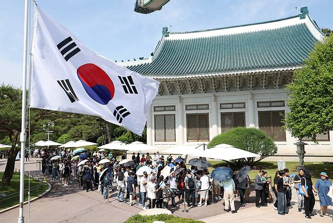 현충일인 6일 시민들의 관람이 진행되고 있는 서울 종로구 청와대에 조기가 게양돼 있다./연합뉴스