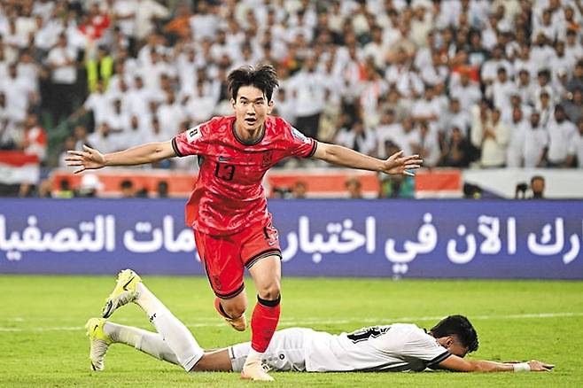 환호하는 김진규 - 한국 축구 대표팀 김진규가 6일 이라크 바스라 국제경기장에서 열린 북중미 월드컵 아시아 3차 예선 B조 9차전 원정 경기 이라크전에서 후반 18분 선제골을 터트리고 두 팔을 벌려 환호하고 있다. /AFP 연합뉴스