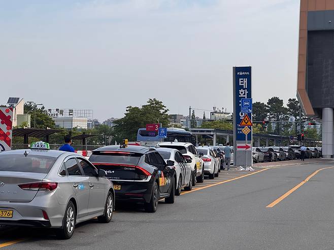 7일 울산 태화강역 앞에 버스파업 소식에 택시들이 줄지어 서 있다. /뉴스1
