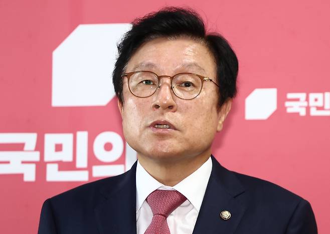 국민의힘 원내대표 선출을 위한 선거관리위원회 위원장을 맡은 박형수 원내수석부대표가 9일 오전 서울 여의도 국회에서 원내대표 경선 일정 관련 브리핑을 하고 있다. /뉴스1