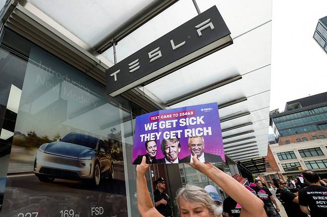 7일(현지 시각) 미국 뉴욕 테슬라 매장 앞에서 시위대들이 테슬라와 일론 머스크 최고경영자(CEO)에 반대하는 시위에 참여하고 있다. /로이터=연합뉴스