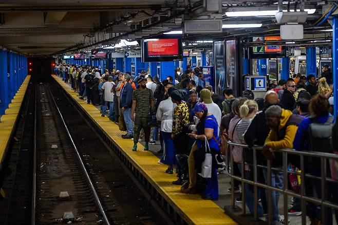 지난달 16일 미국 뉴저지주 기관차 노조가 파업에 돌입하면서 저널스퀘어 정류장에 탑승을 기다리는 승객들이 줄 지어 서있다. /연합뉴스