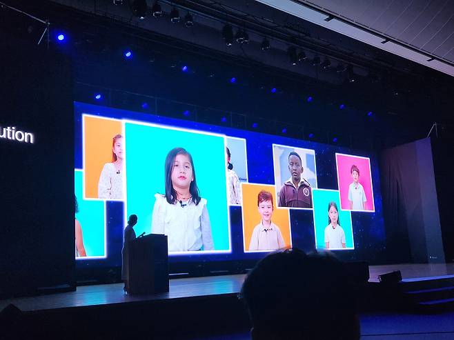 케냐에 사는 9살 마일즈 카리우키(사진 오른쪽 상단 두번째)가 5일 제주 서귀포시 국제컨벤션센터에서 열린 ‘2025 세계 환경의 날’ 행사에 영상편지를 보냈다./문수빈 기자