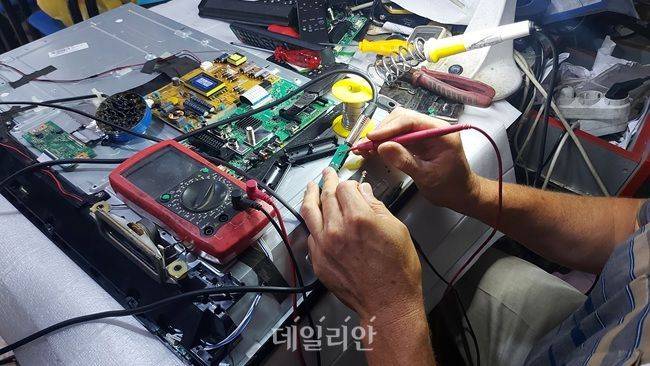 전자제품을 수리하는 모습. ⓒ게티이미지뱅크