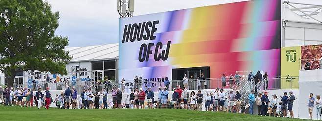 지난달 1일(현지 시간) 더 CJ컵 바이런 넬슨이 열린 미국 텍사스주 댈러스 매키니의 TPC 크레이그 랜치 대회장에 조성된 복합 문화 소개 공간 ‘하우스 오브 CJ’. CJ 제공