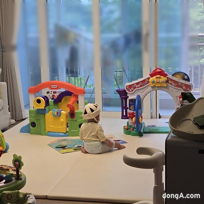 가정집에서 놀고있는 아이.  최재호 기자 cjh1225@donga.com