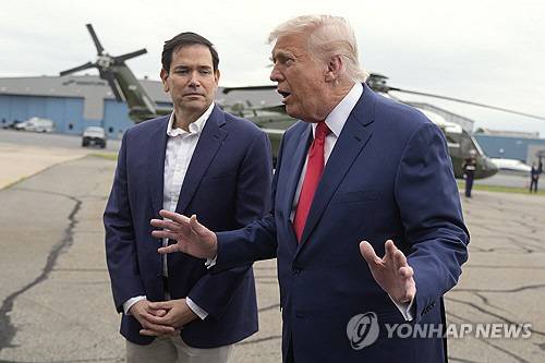 도널드 트럼프 미국 대통령이 8일(현지시간) 뉴저지주의 모리스타운 공항에서 캠프 데이비드로 이동하는 길에 기자들의 질문에 답하고 있다. 왼쪽은 마크 루비오 미 국무장관. 모리스타운(美뉴저지주)AP=연합뉴스