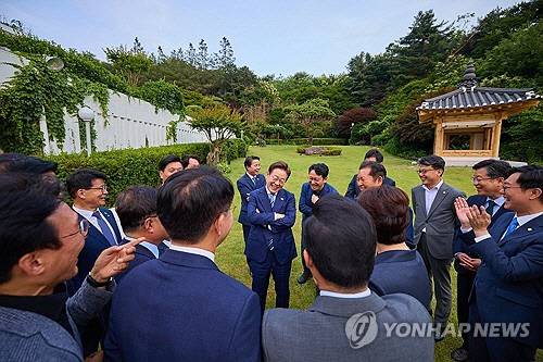 이재명 대통령이 7일 서울 한남동 관저에서 만찬에 참석한 더불어민주당 지도부 의원들과 대화하고 있다.  [이재명 대통령 SNS 캡처=연합뉴스]