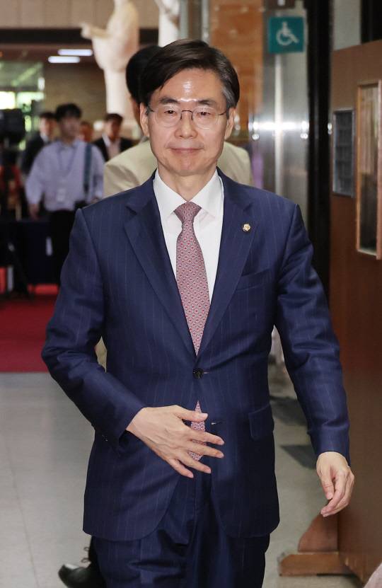 국민의힘 최다선(6선) 일원인 조경태 의원이 9일 국회 본청 당 원내대표실에서 열린 4선 이상 의원 회의에 참석하고 있다.<연합뉴스 사진>