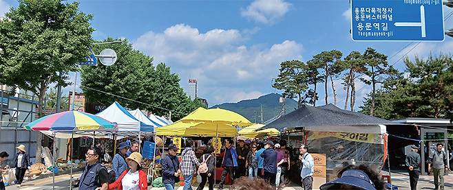 저마다 가슴에 크고 작은 한을 안고 하루하루 살아가는 대중은 오늘도 삶을 위해 바삐 움직인다. 용문역 앞 오일장의 한쪽 모습. /홍광훈