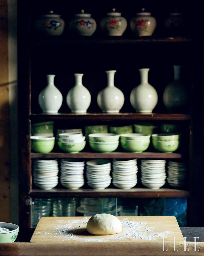 그릇이 가지런히 정돈돼 있는 공양간.