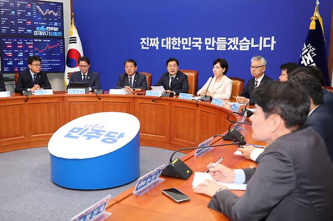 더불어민주당 박찬대 대표 직무대행 겸 원내대표가 9일 서울 여의도 국회에서 열린 최고위원회의에서 발언하고 있다. 연합뉴스