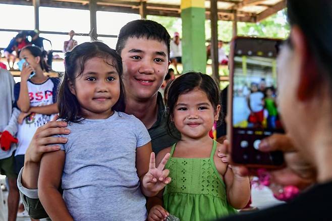 2025 카만닥 훈련에 참가한 해병대 장병이 지난 2일 필리핀 베롱해안 마을 체육관에서 현지 아이들을 대상으로 이발, 레크레이션, 선물 전달 등의 대민지원활동을 실시하고 있다. 해병대 제공