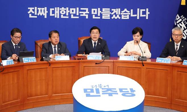 최고위원회의 연 민주 박찬대 더불어민주당 대표 직무대행 겸 원내대표(가운데)가 9일 서울 여의도 국회에서 열린 최고위원회의에서 모두발언을 하고 있다. 연합뉴스