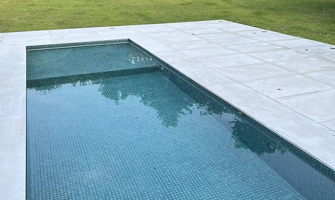 서울 한남동 대통령 관저 야외에 설치된 시설물로, 개 수영장 의혹이 불거졌다. 박홍근 더불어민주당 의원 페이스북 갈무리