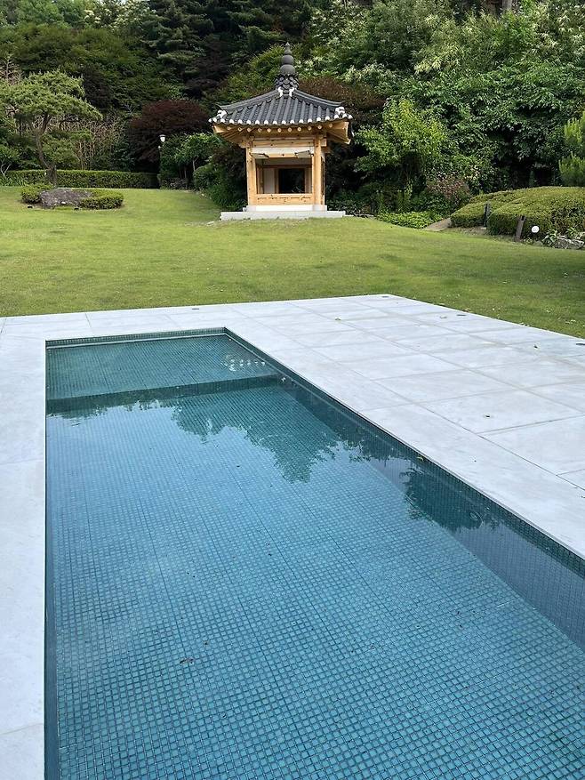 서울 한남동 대통령 관저 야외에 설치된 시설물로, 개 수영장 의혹이 불거졌다. 박홍근 더불어민주당 의원 페이스북 갈무리