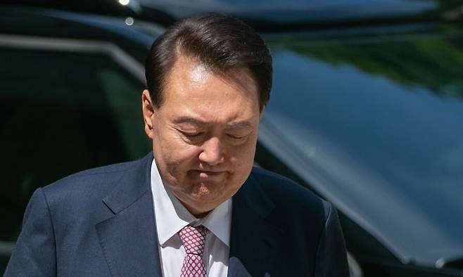 윤석열 전 대통령이 9일 오전 서울 서초구 서울중앙지방법원에서 내란 우두머리 혐의 사건 6차 공판에 출석하고 있다. 사진공동취재단