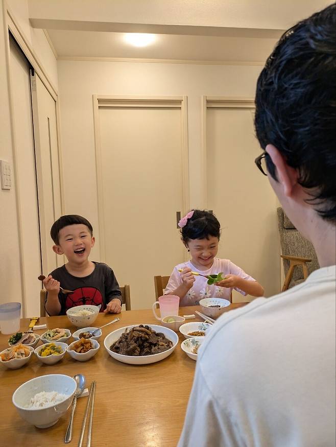 아이의 식습관 변화에서 가장 강력한 변수는 보호자의 태도다. 함께하는 어른들의 식사 태도, 말투, 반응 하나하나가 아이의 감각 기억에 각인된다. 황주형씨 제공