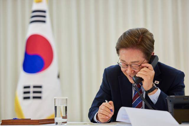 이재명 대통령이 6일 한남동 관저에서 도널드 트럼프 미국 대통령과 전화 통화를 하고 있다. 대통령실 제공