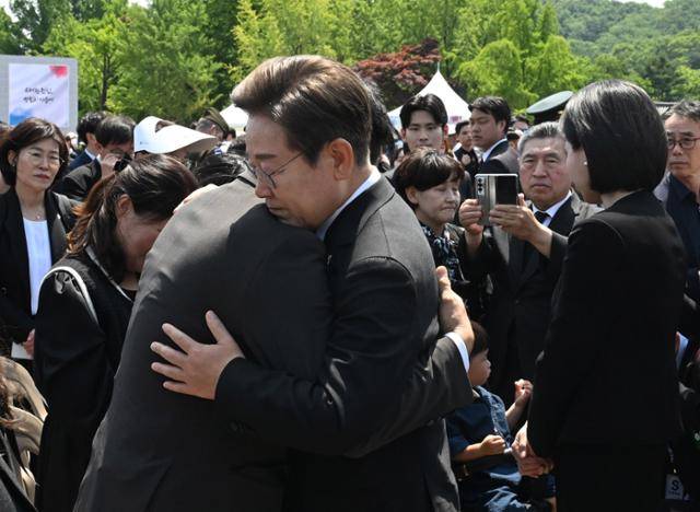 이재명 대통령이 6일 서울 동작구 국립서울현충원에서 열린 제70회 현충일 추념식에서 해상초계기 순직 군인인 고 이태훈 소령의 아버지를 위로하고 있다. 왕태석 선임기자