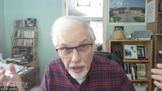 켄트 존스 미국 뱁슨칼리지 명예교수가 지난달 26일 한국일보와 화상 인터뷰를 하고 있다. 그는 도널드 트럼프 미국 대통령이 ‘관세 독재’(tariff dictatorship)를 하고 있다고 일갈했다. 줌 화면 캡처