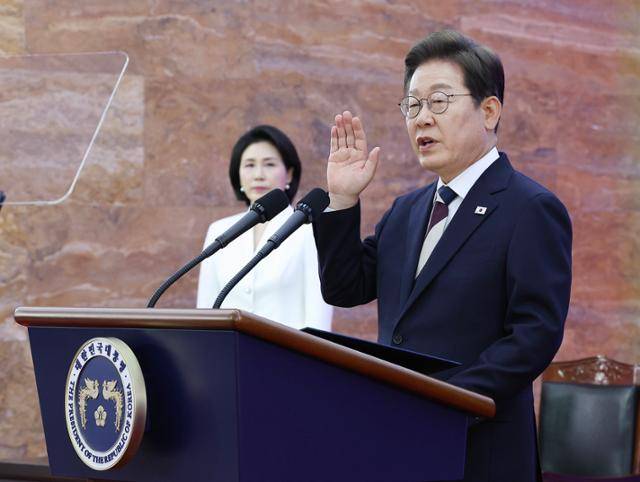 이재명 대통령이 4일 국회 본청 로텐더홀에서 열린 제21대 대통령 취임 선서 행사에서 선서를 하고 있다. 뉴스1