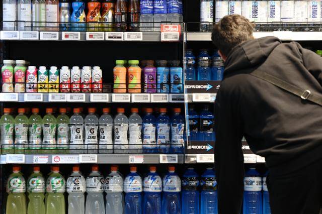 지난달 서울 도심의 한 마트 음료 코너를 시민이 둘러보고 있다. 뉴스1