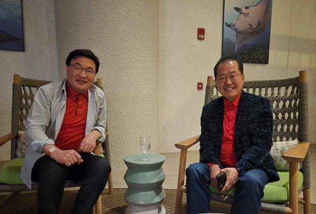 지난달 19일 홍준표(오른쪽) 전 대구시장이 미국 하와이에서 자신의 국민의힘 대선 선거대책위원회 합류를 설득하기 위해 찾아온 국민의힘 특사단 일원 김대식 의원과 회동하고 있다. 김대식 의원실 제공·뉴시스